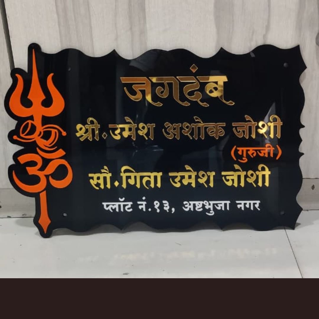 रात्री कोपऱ्यावरील दुकानावर चमकणारे निऑन साईनेज