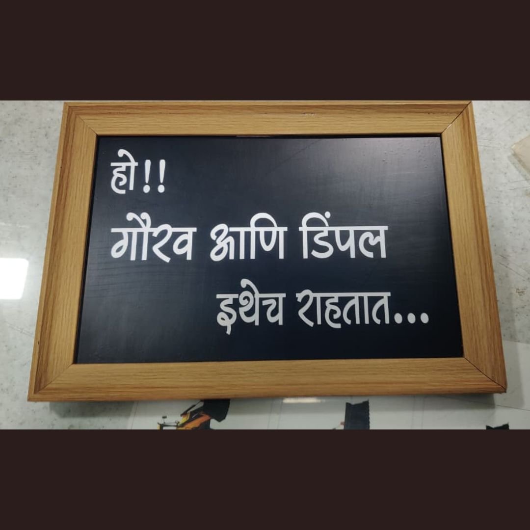 रात्री उजळलेली आधुनिक ऑफिस इमारतीची दर्शनी बाजू