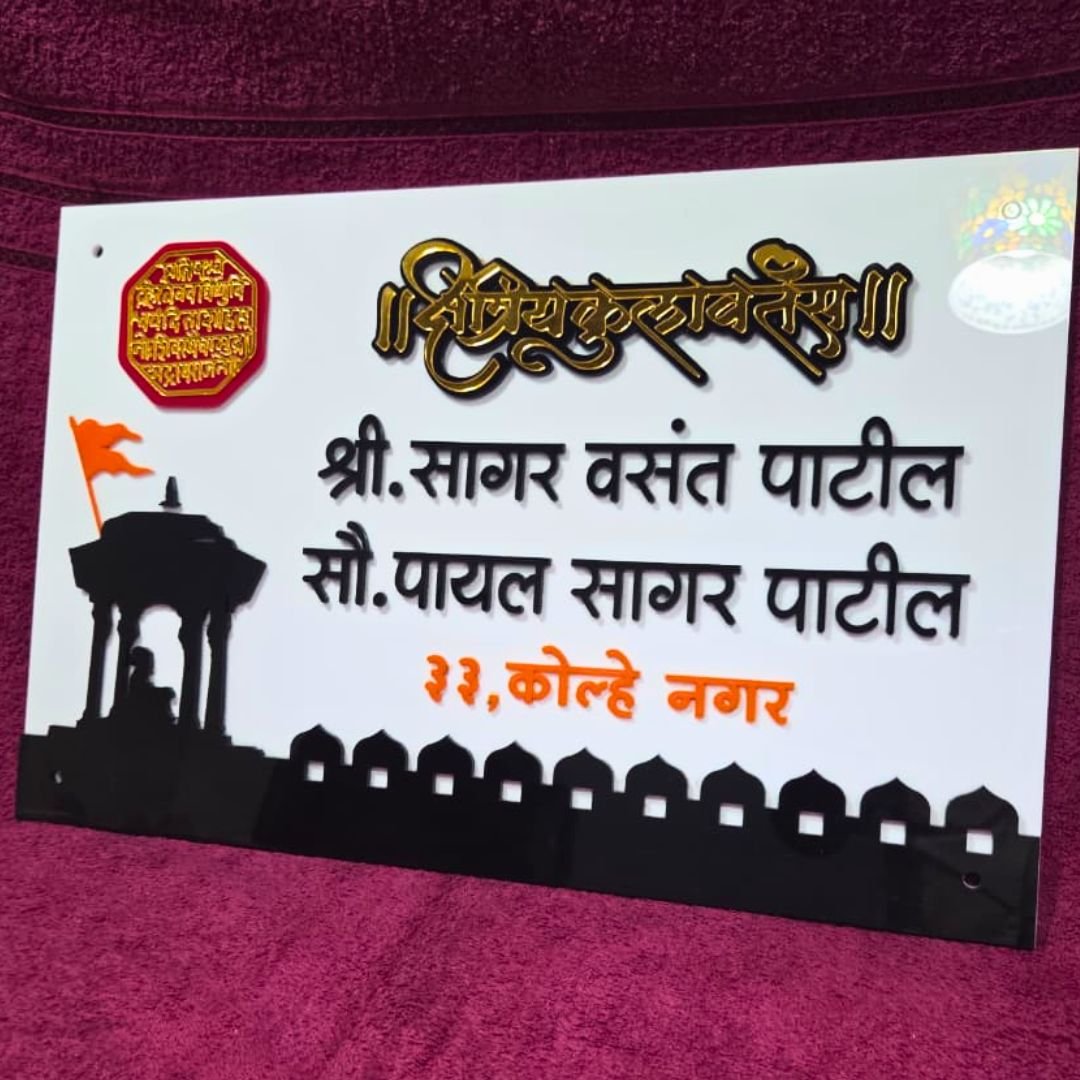 रात्री उजळलेली आधुनिक ऑफिस इमारतीची दर्शनी बाजू