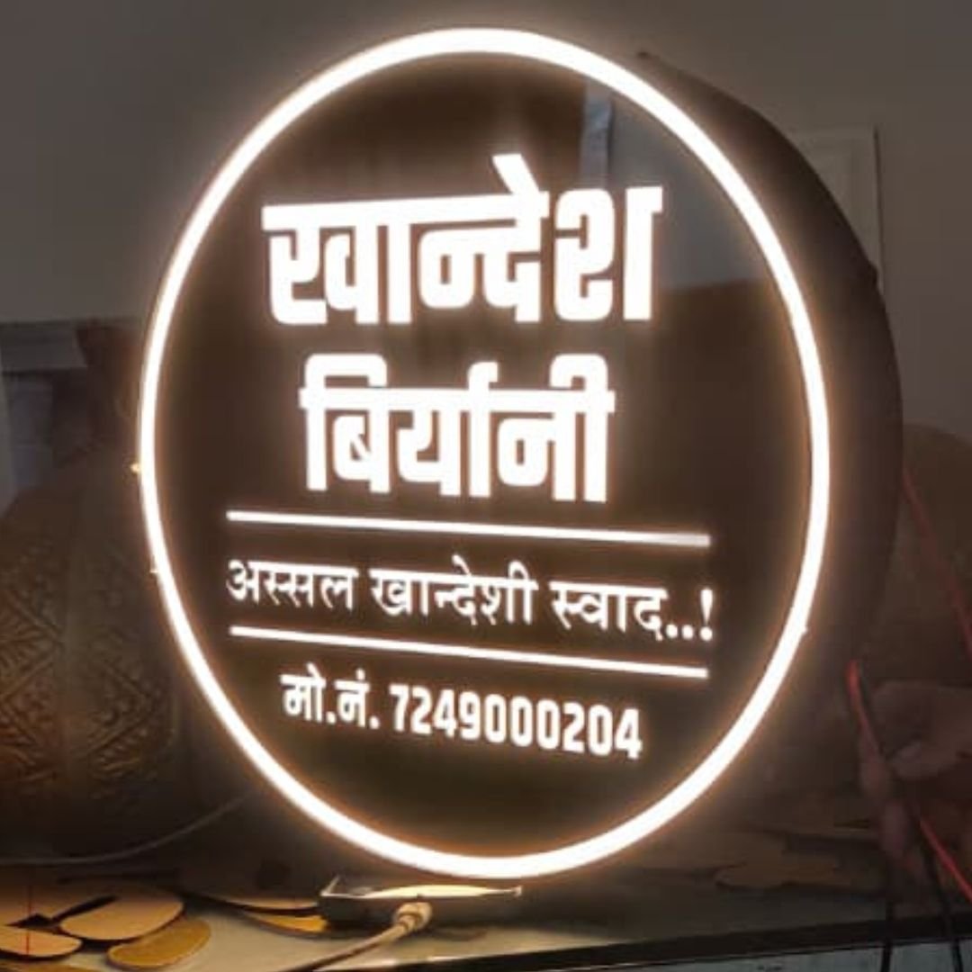 वर्कशॉपमध्ये कस्टम ऑर्डरवर काम करणारी टीम